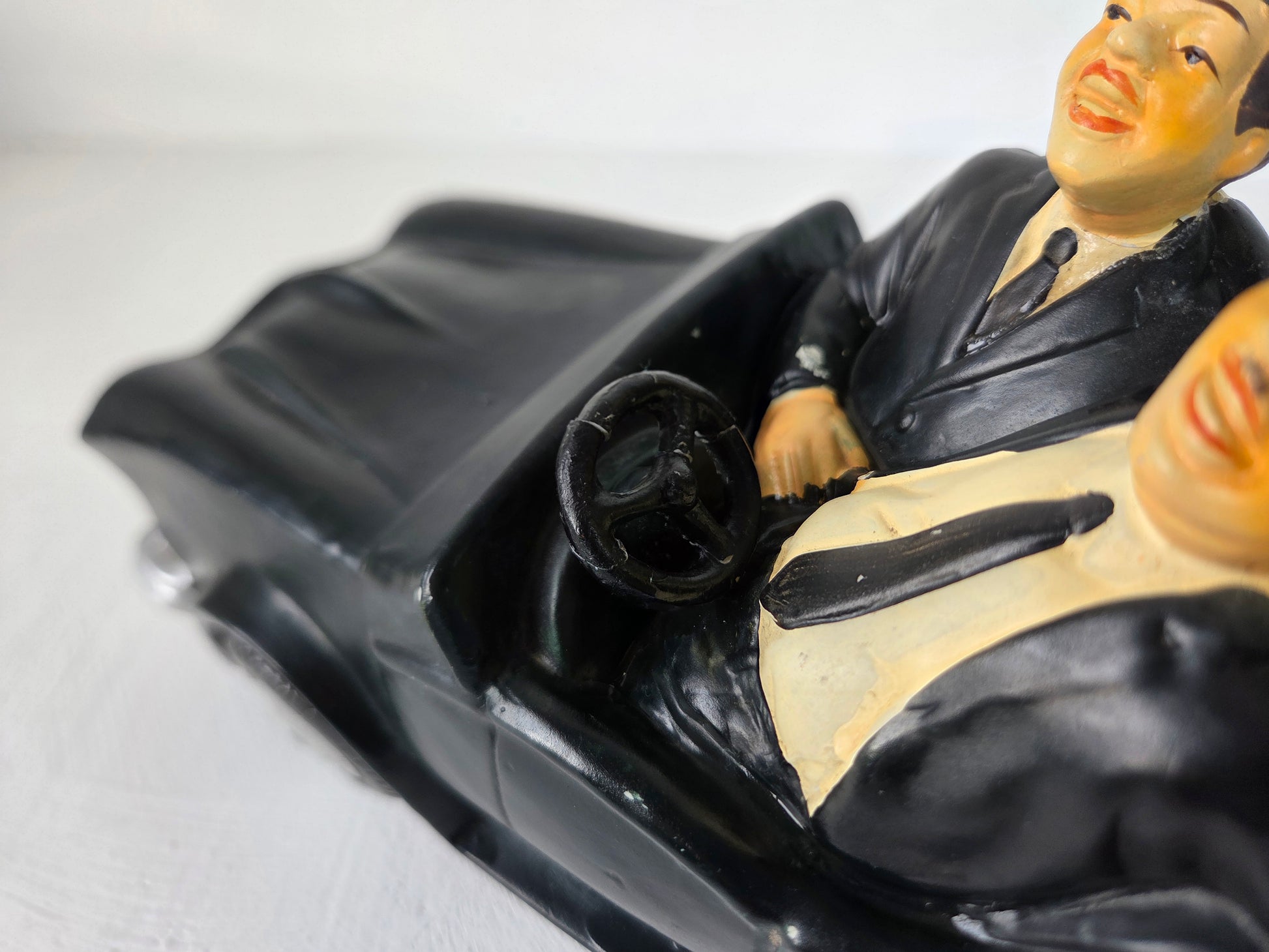 Laurel en Hardy in klassieke auto 31 cm