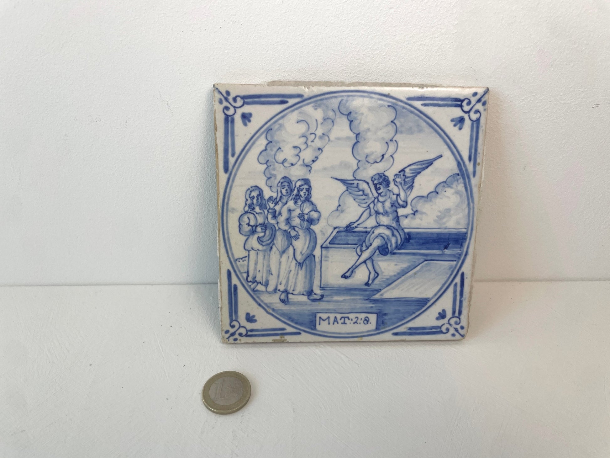 Detail van engel op antieke keramiektegel