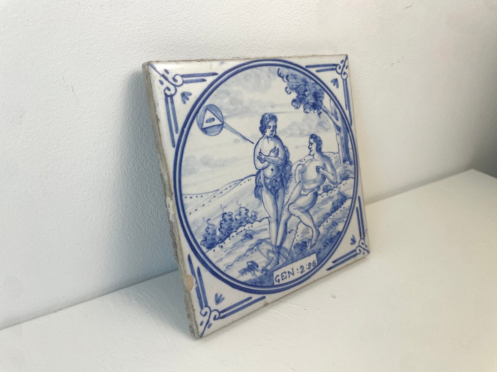 Detail van Adam en Eva op antieke keramiektegel