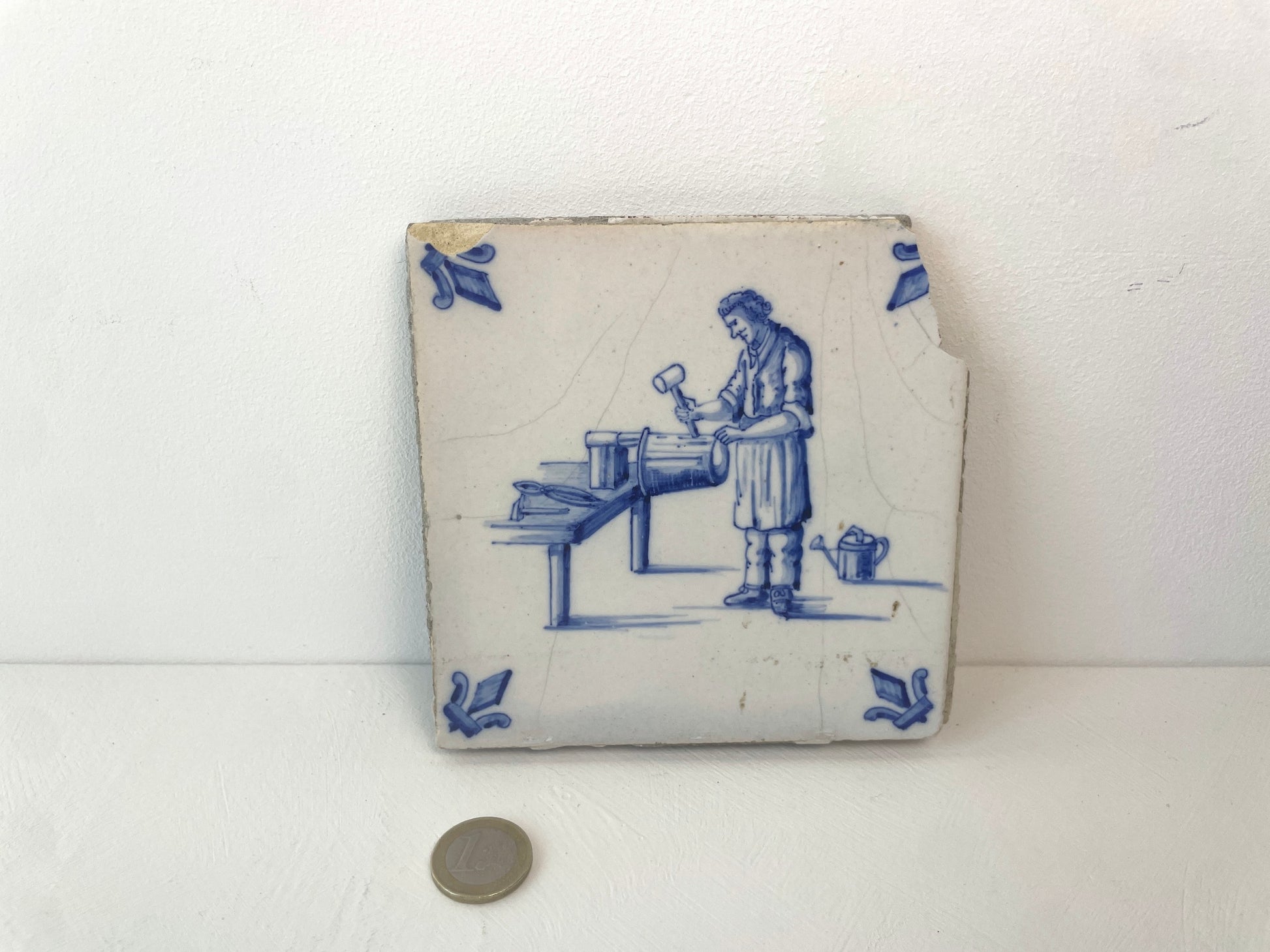 19e-eeuws tegeltje met beschadigde hoek