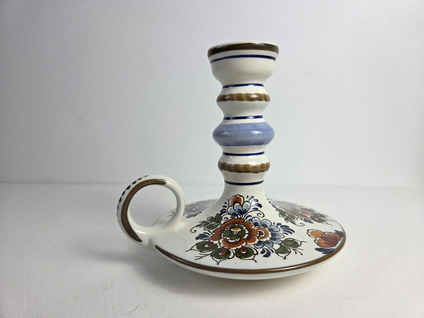 keramieken kandelaar met bloemmotief