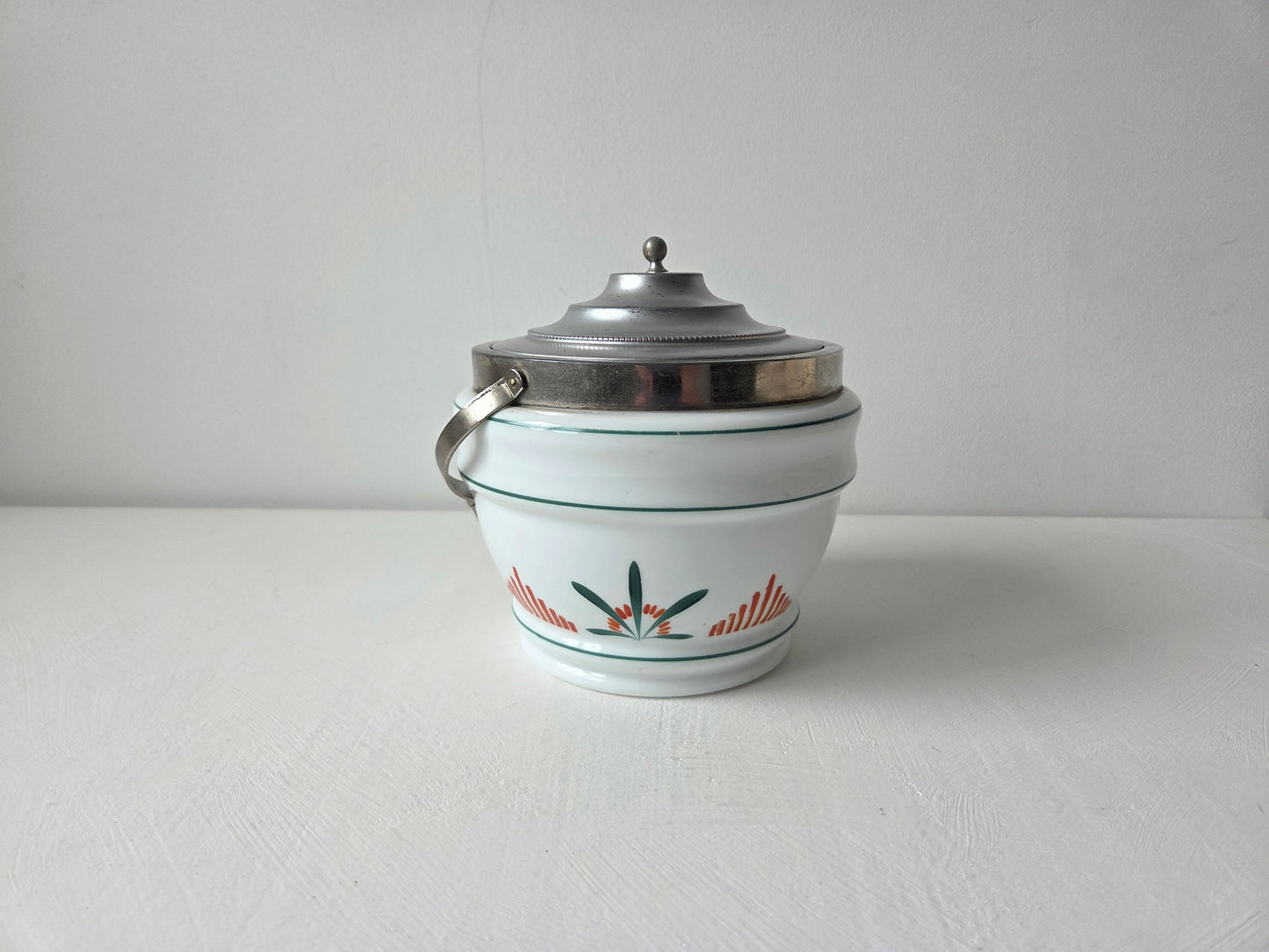 vintage bewaarbus wit keramiek groene lijnen plantdecor