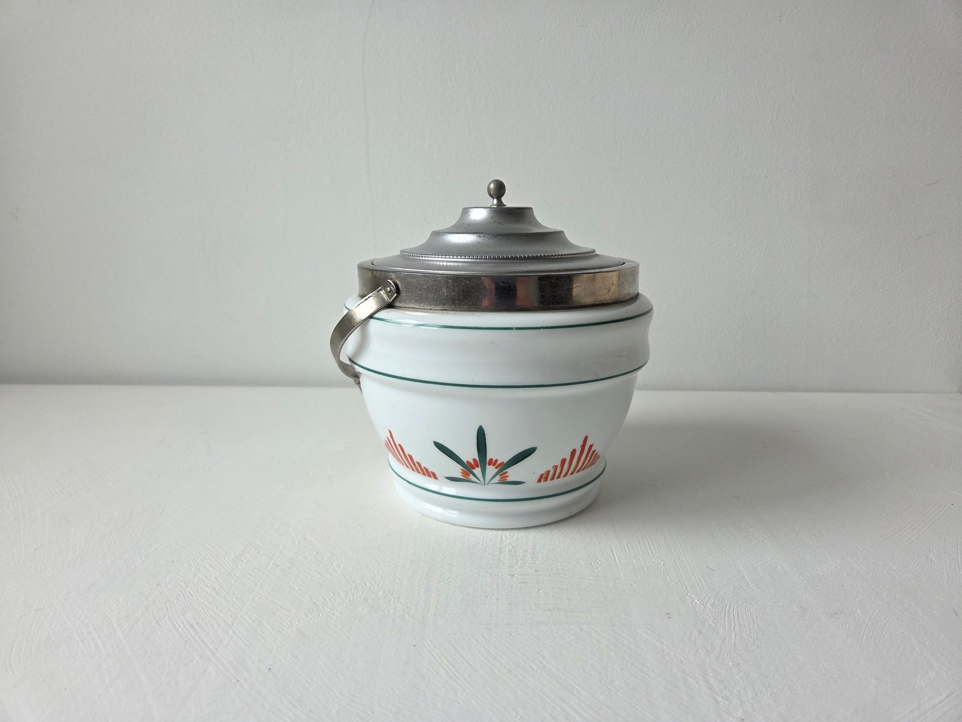 vintage bewaarbus wit keramiek groene lijnen plantdecor