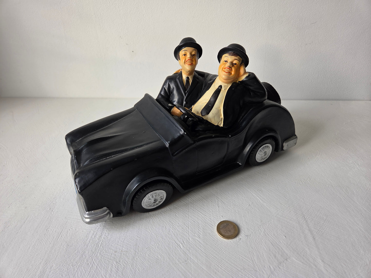 Keramiek auto met Laurel en Hardy figuren