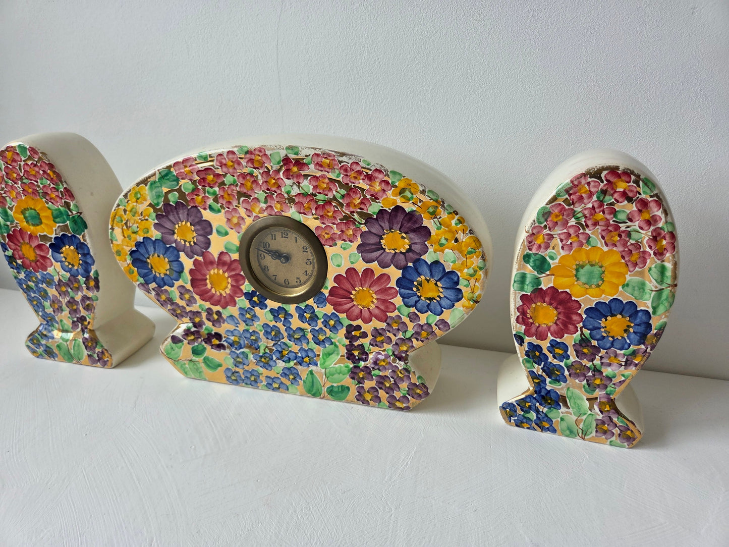 driedelig keramieken klokset volledig beschilderd met bloemen