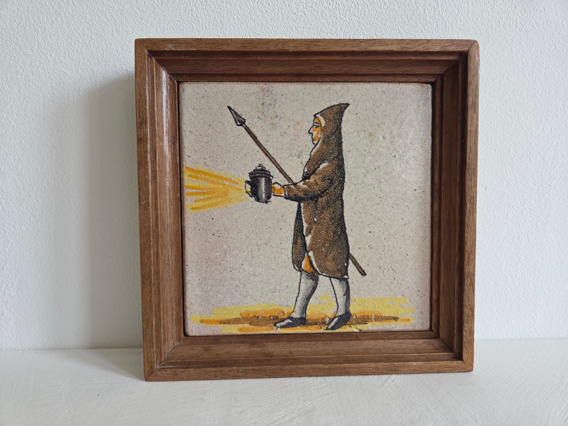 vintage faience tegel lantaarndrager bruine jas houten lijst