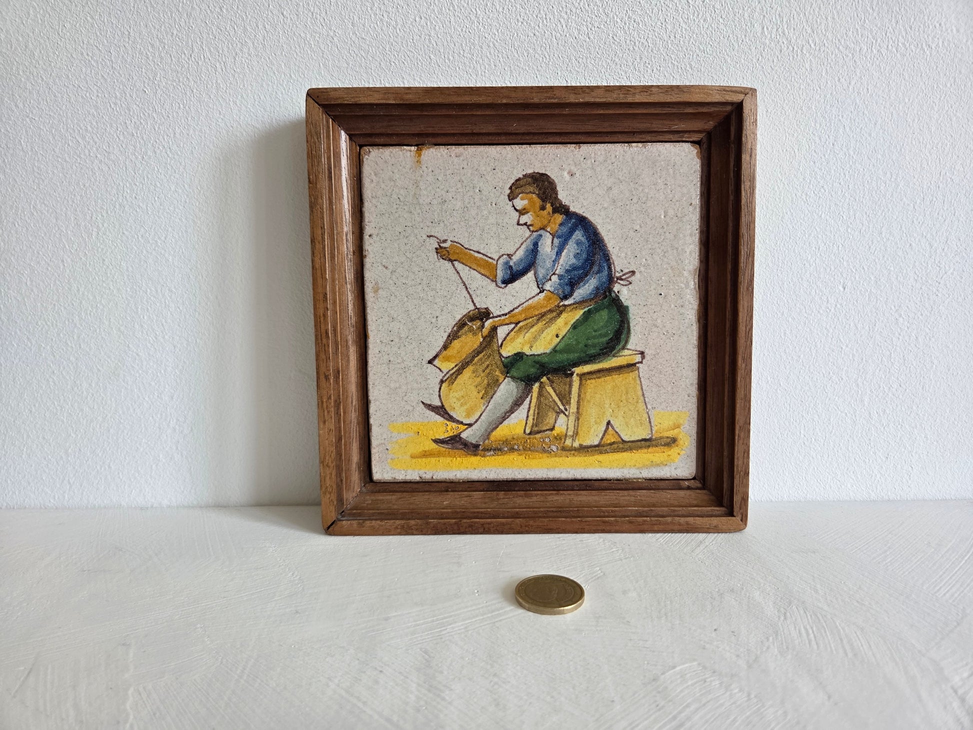 vintage faience tegel zittende ambachtsman groen geel blauw
