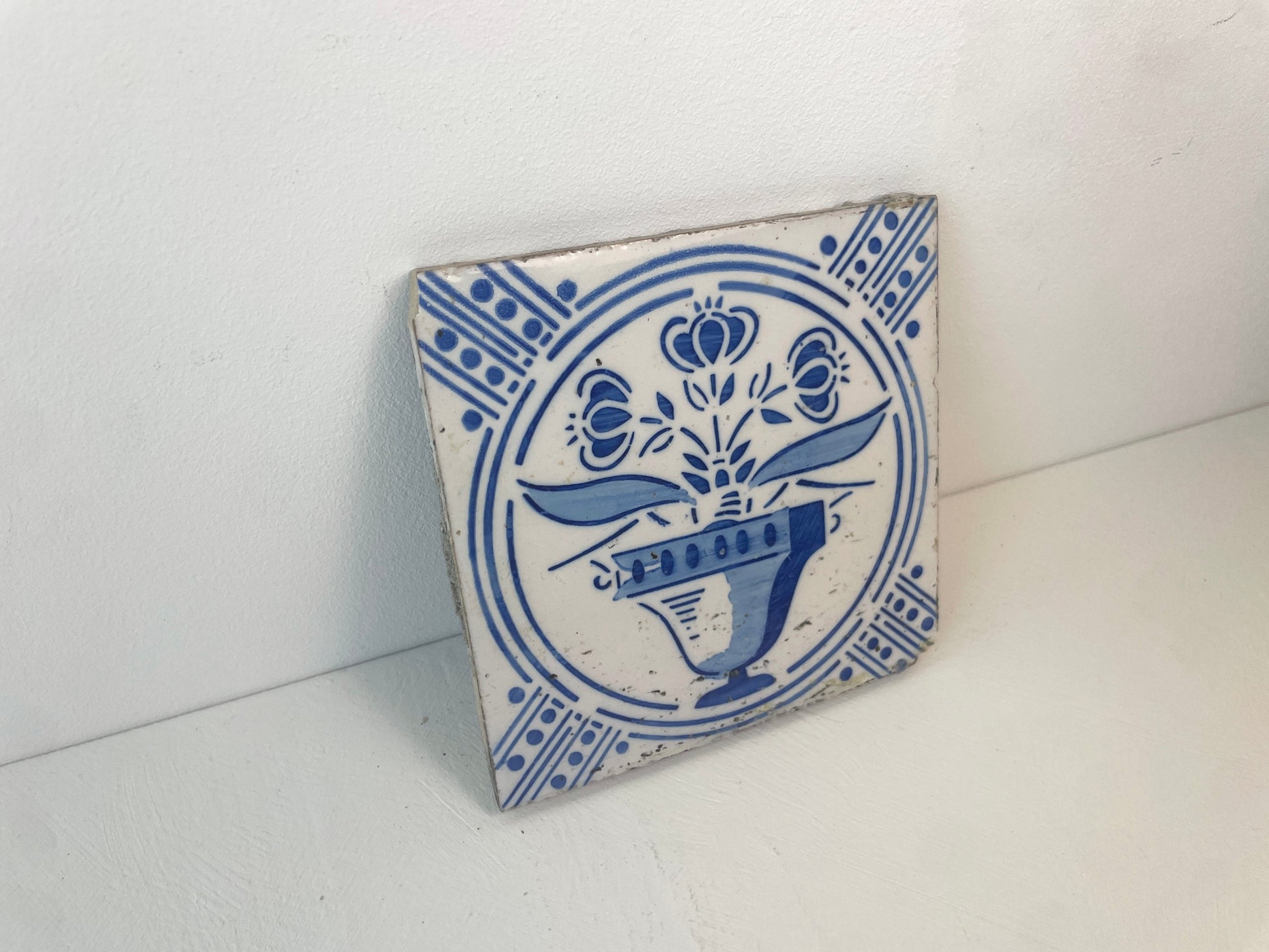 Detail van bloemvaastegel met klassieke schildering