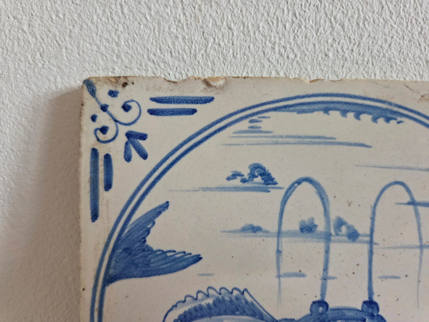 handgeschilderde tegel met vis met open bek