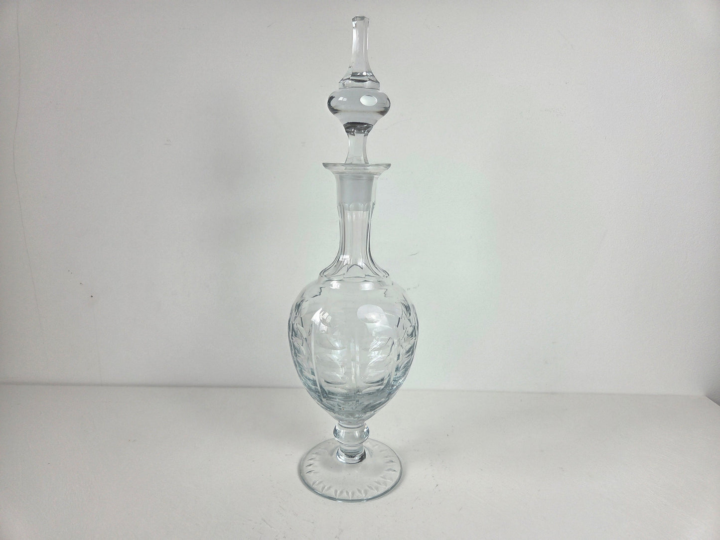 Serveerkaraf op voet voor wijn water sterke drank