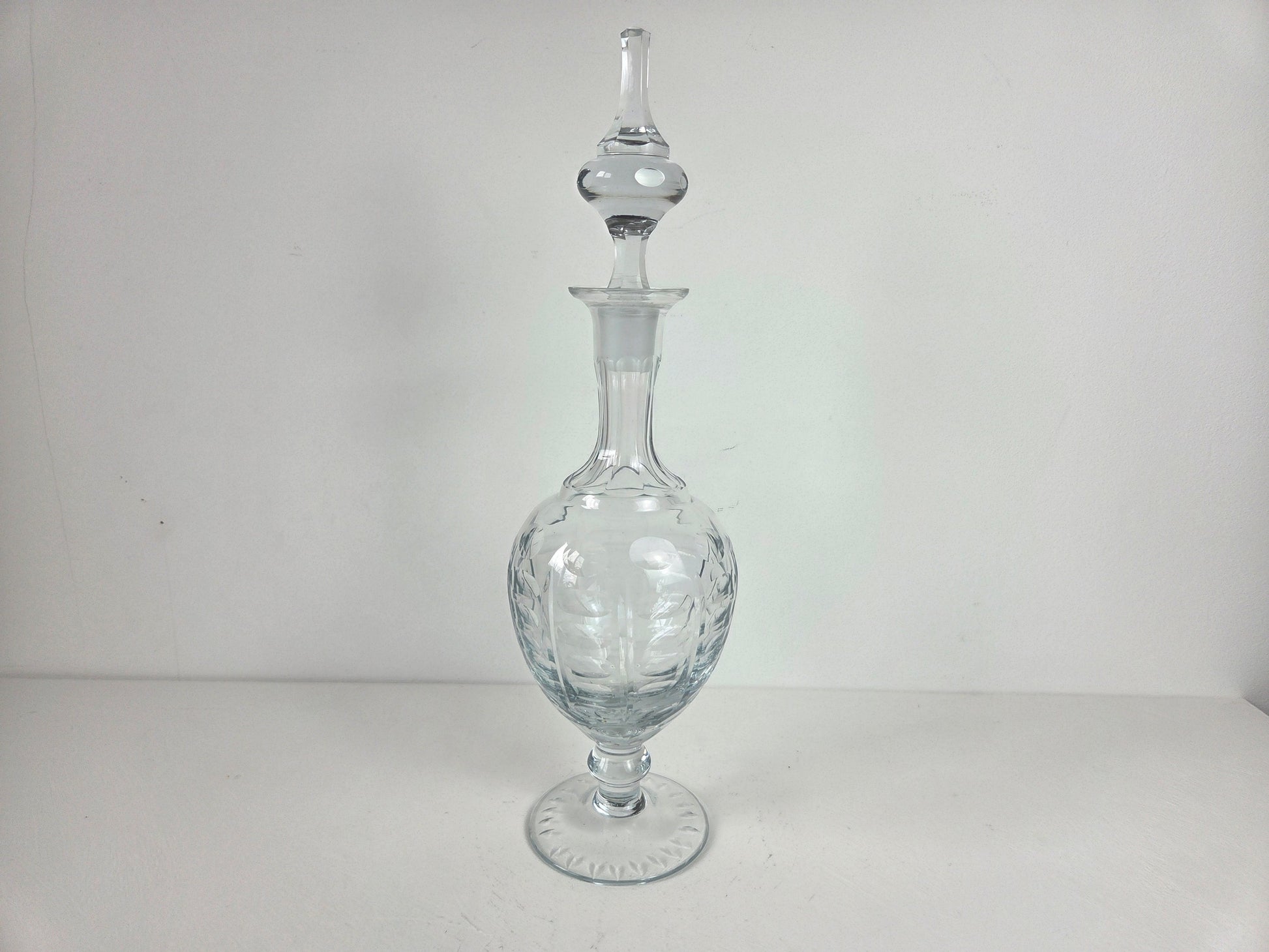 Serveerkaraf op voet voor wijn water sterke drank