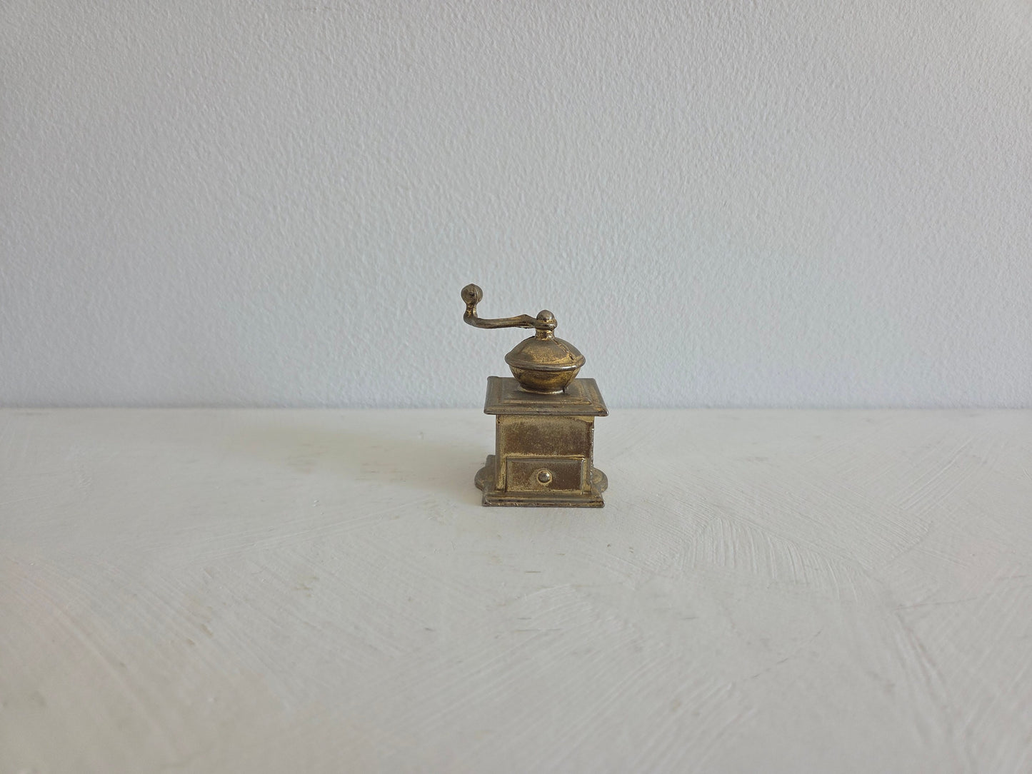 antieke koffiemolen messing met lade