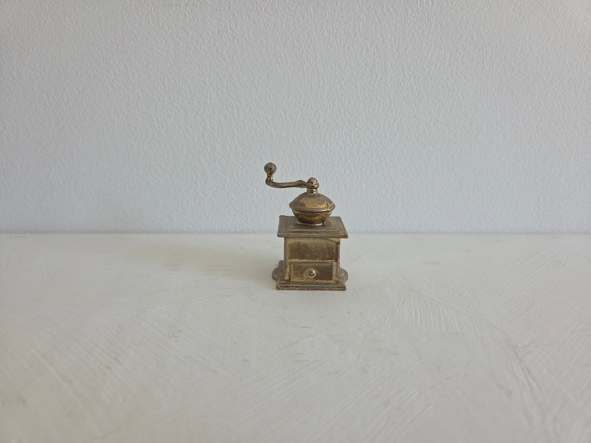 antieke koffiemolen messing met lade