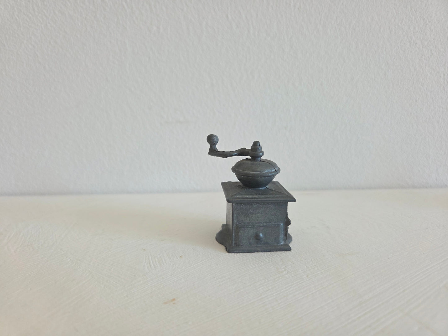 antieke koffiemolen tin met lade