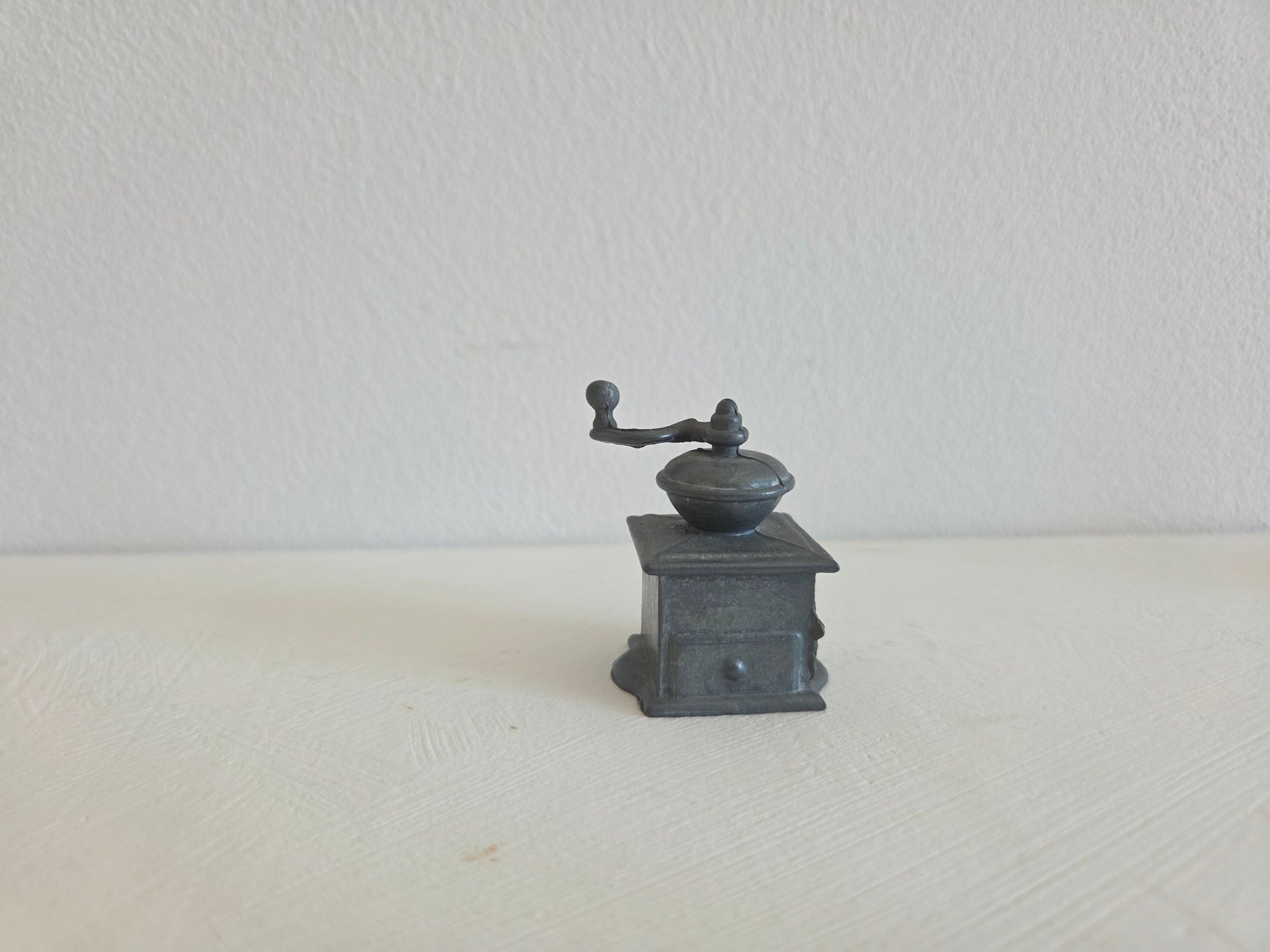 antieke koffiemolen tin met lade