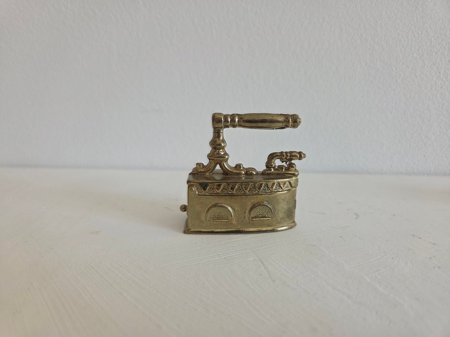 antiek strijkijzer messing met houten greep