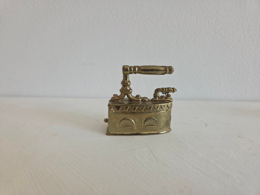 antiek strijkijzer messing met houten greep