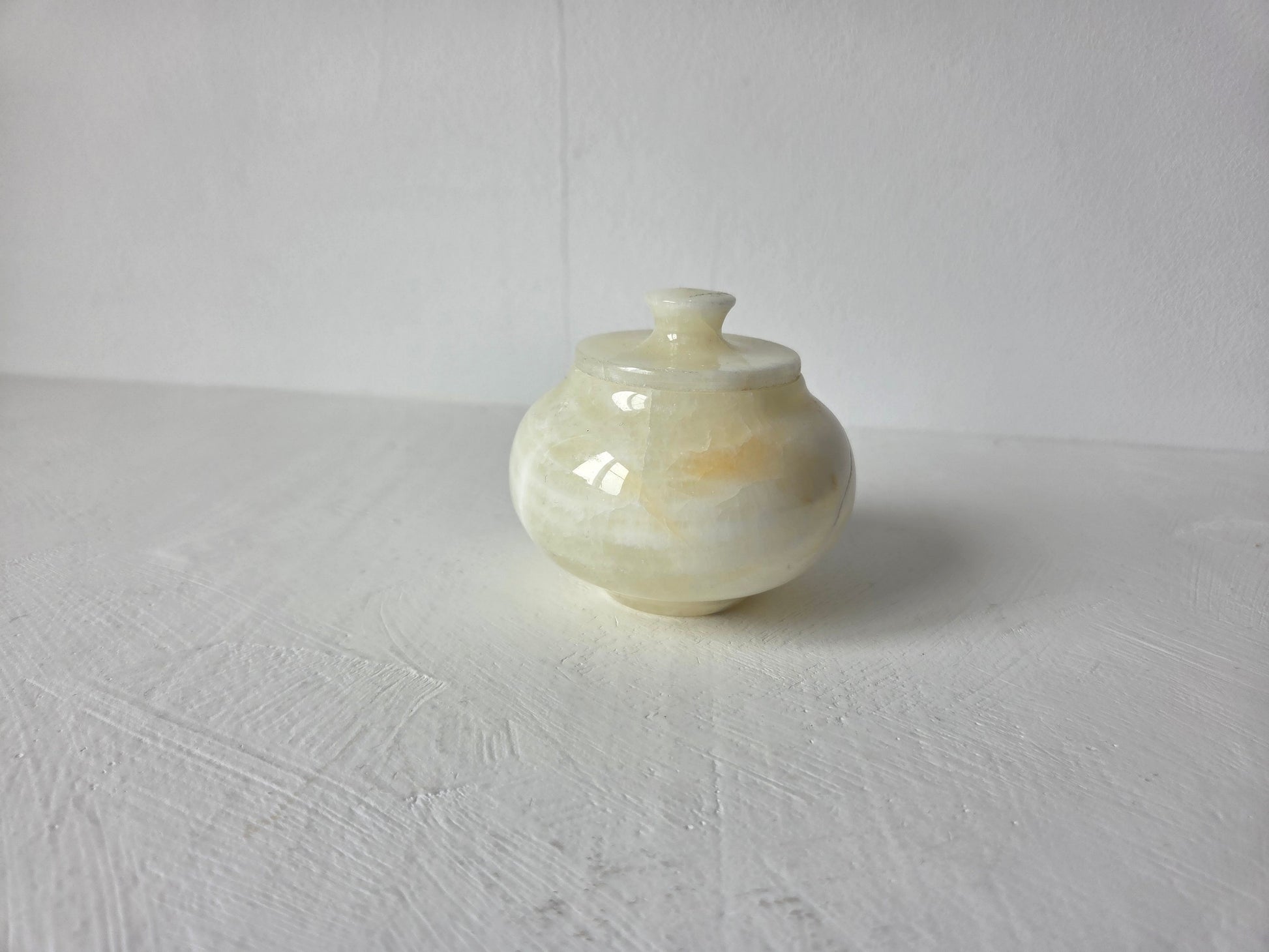 onyx potje met deksel crème lichtoranje aders vintage