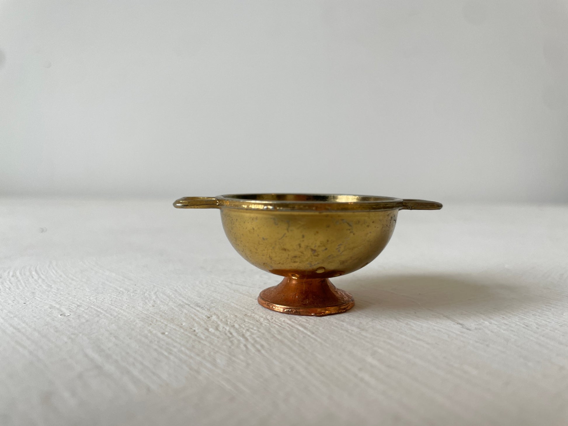 miniatuur vergiet met twee handgrepen
