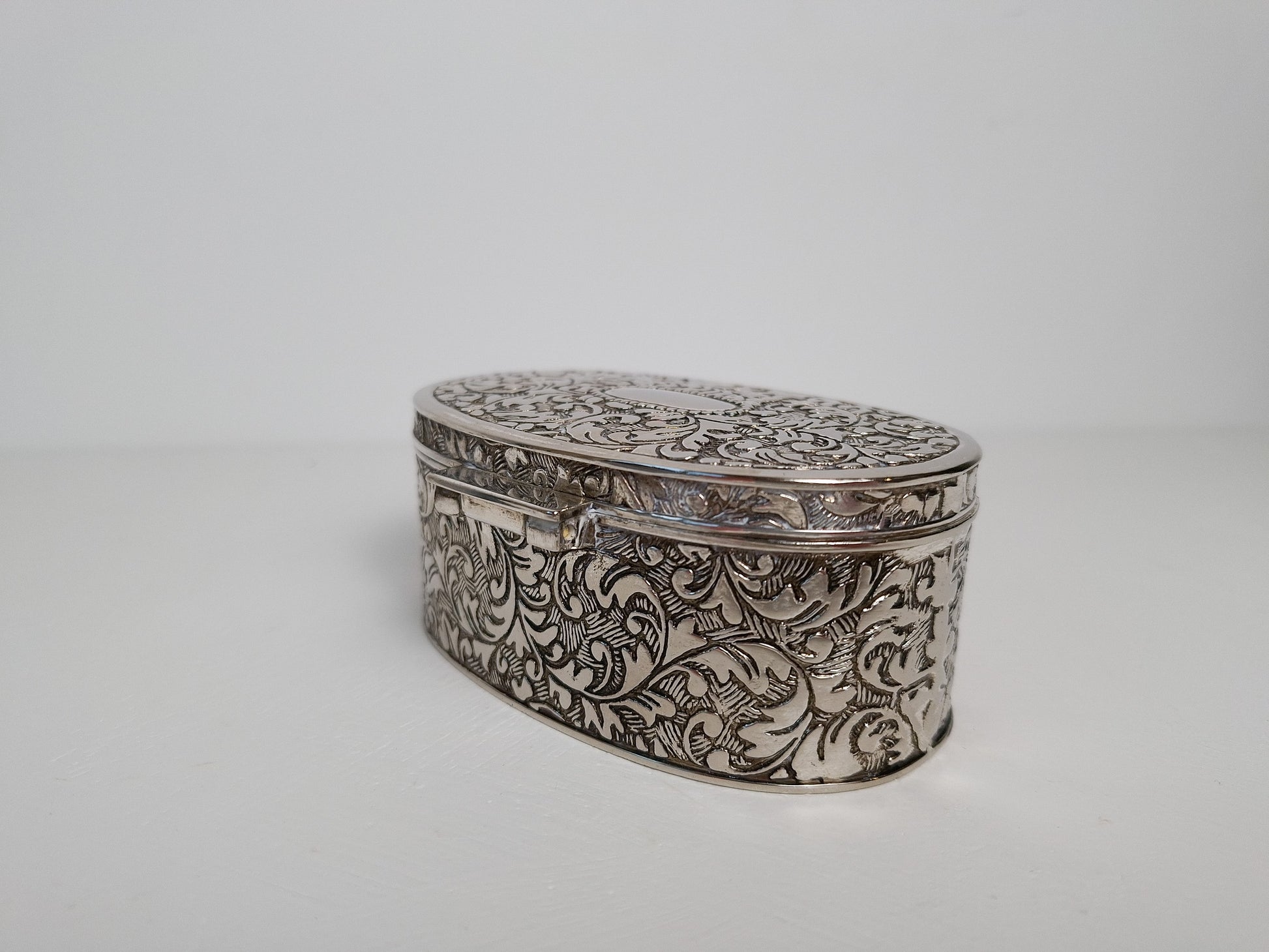 Sieradendoos met rode binnenbekleding