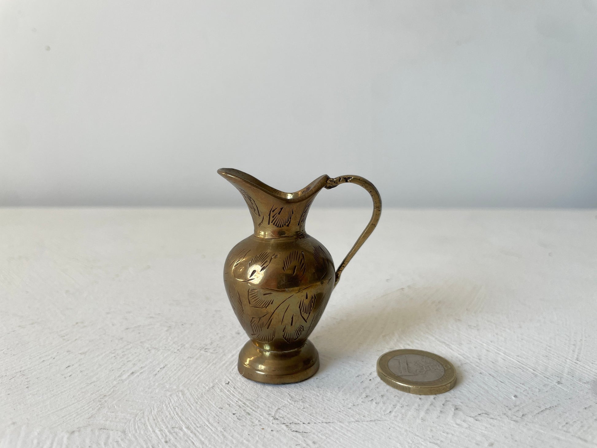 klein messing vaasje met handvat