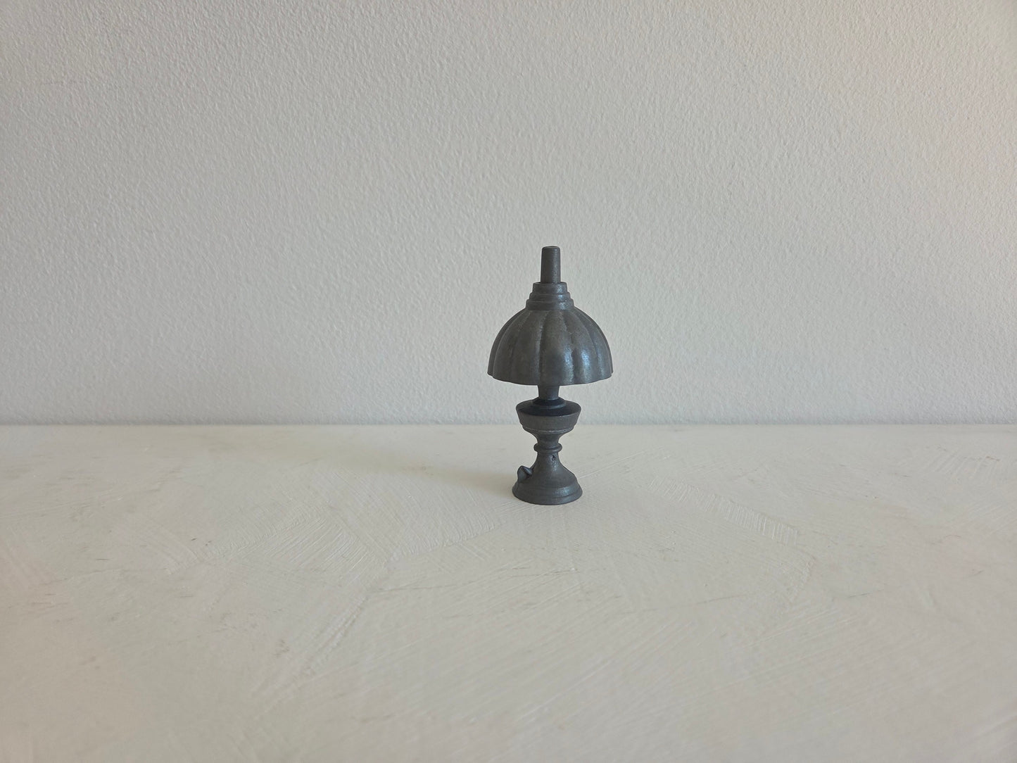 miniatuur tinnen olielamp met kap
