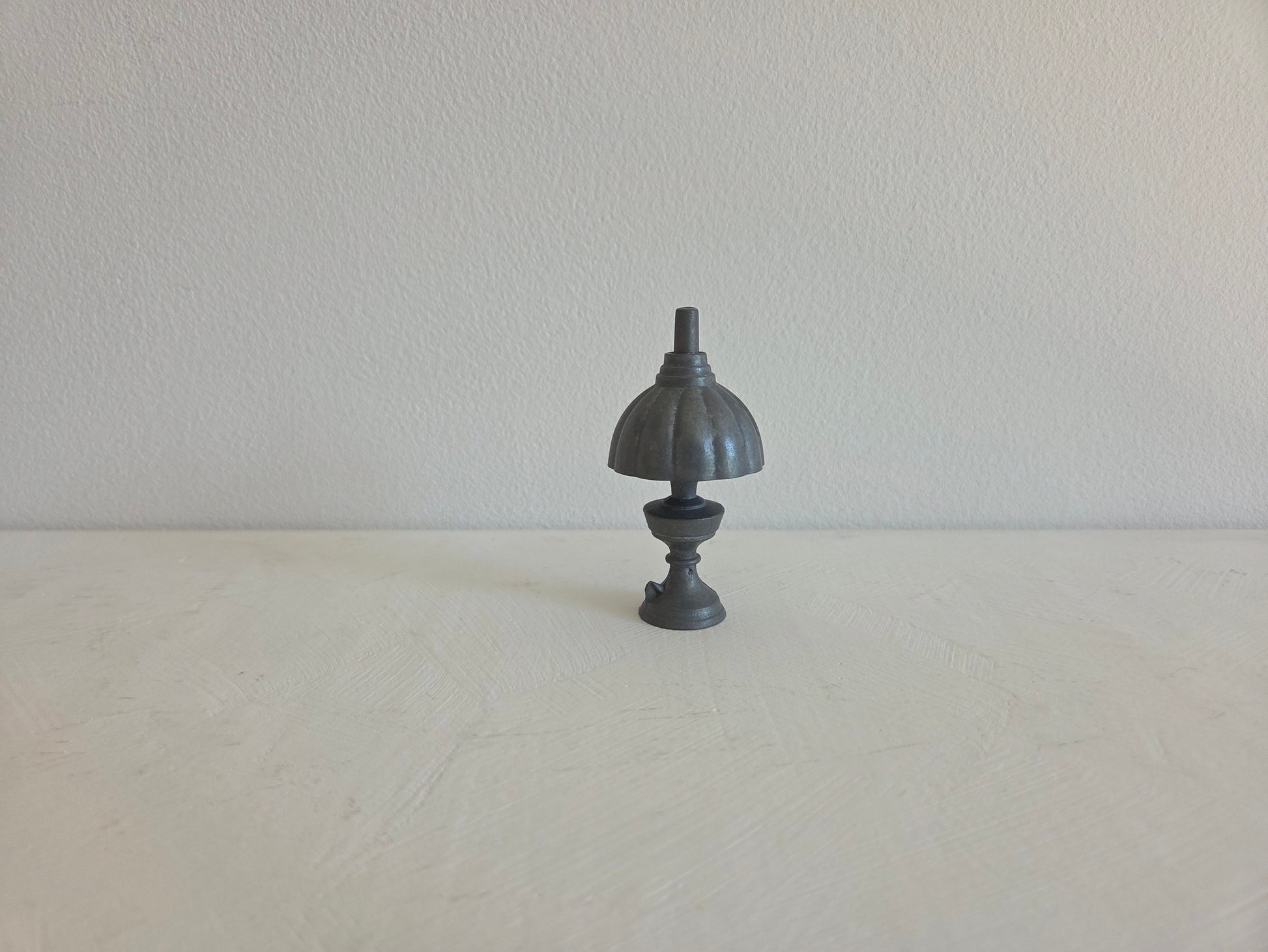 miniatuur tinnen olielamp met kap
