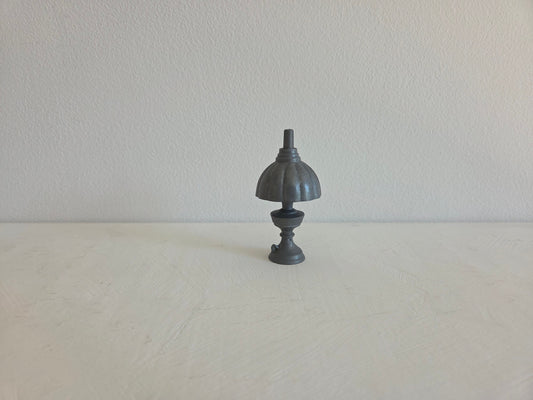 miniatuur tinnen olielamp met kap