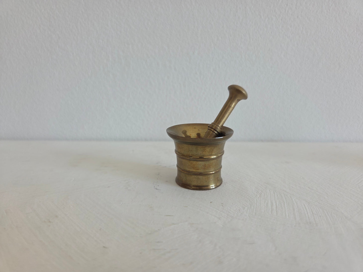 antieke vijzel messing met geplooide rand