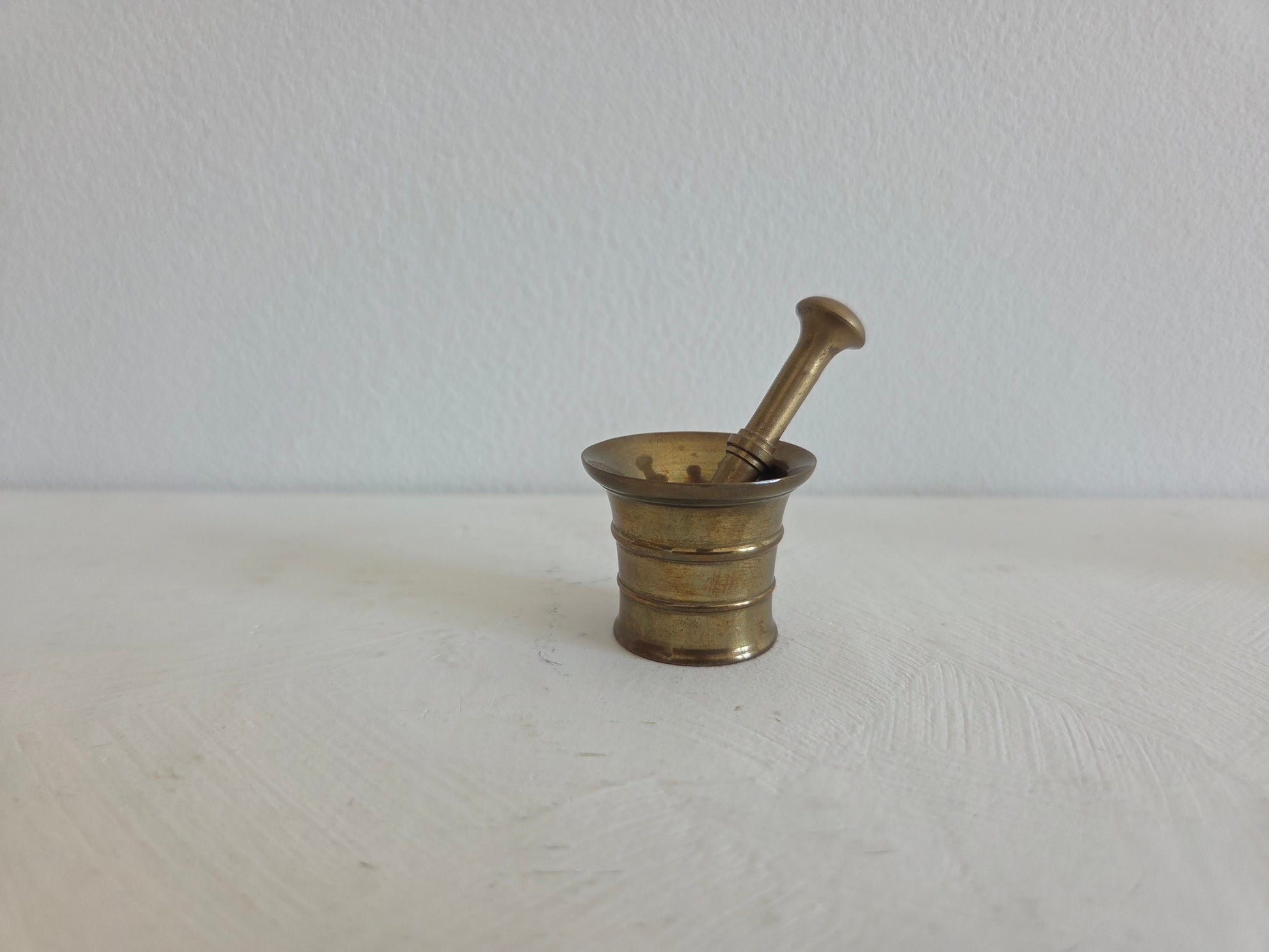antieke vijzel messing met geplooide rand