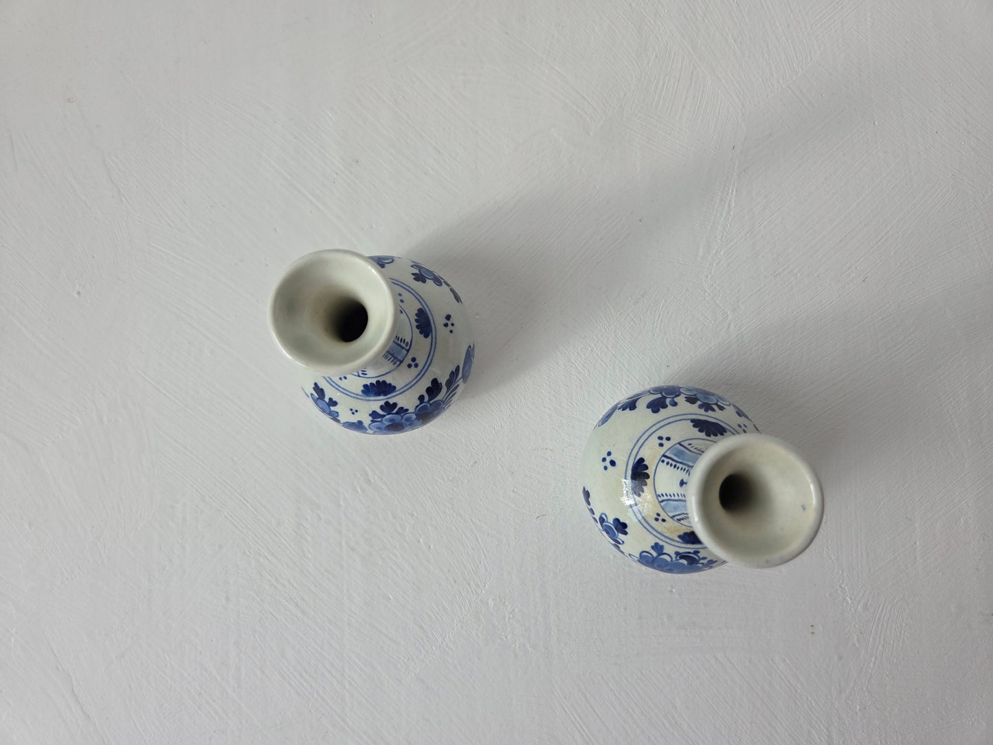 kleine Delfts blauwe vaasjes met bloemen
