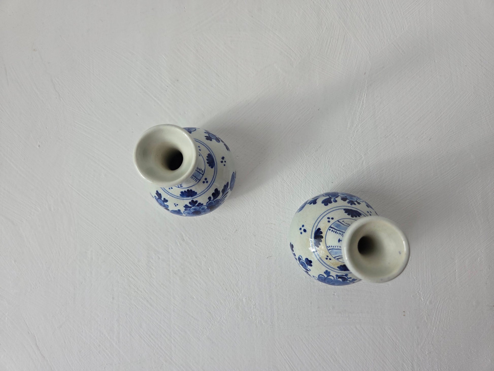 kleine Delfts blauwe vaasjes met bloemen