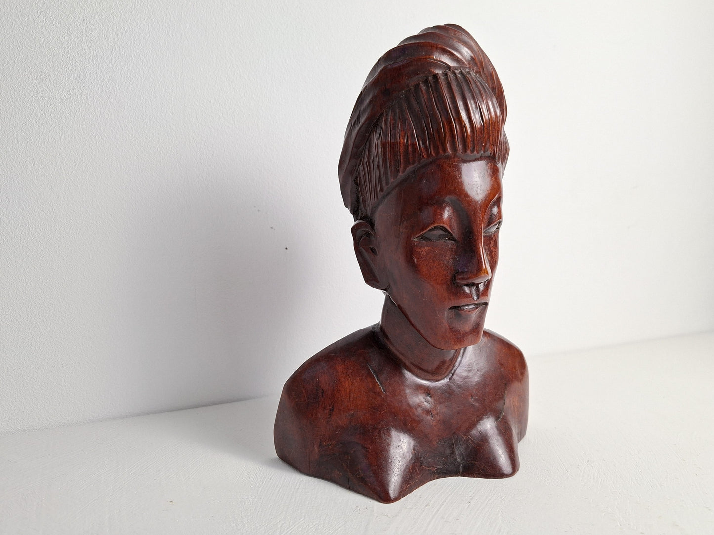 Gesneden houten buste vrouw