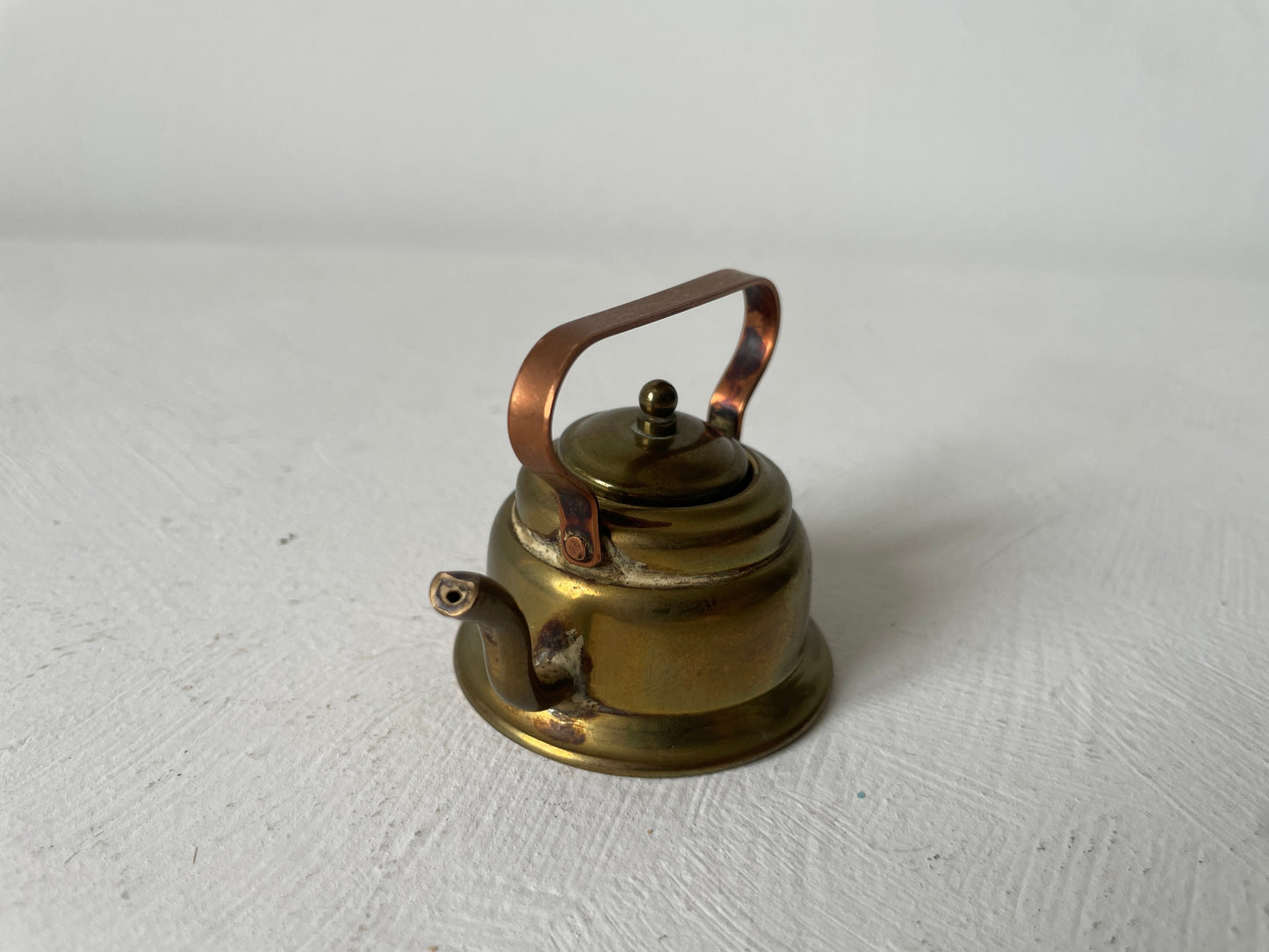 oude miniatuur theeketel met deksel