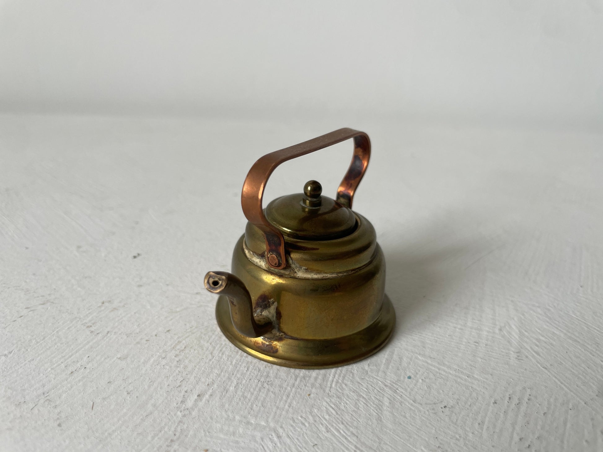 oude miniatuur theeketel met deksel