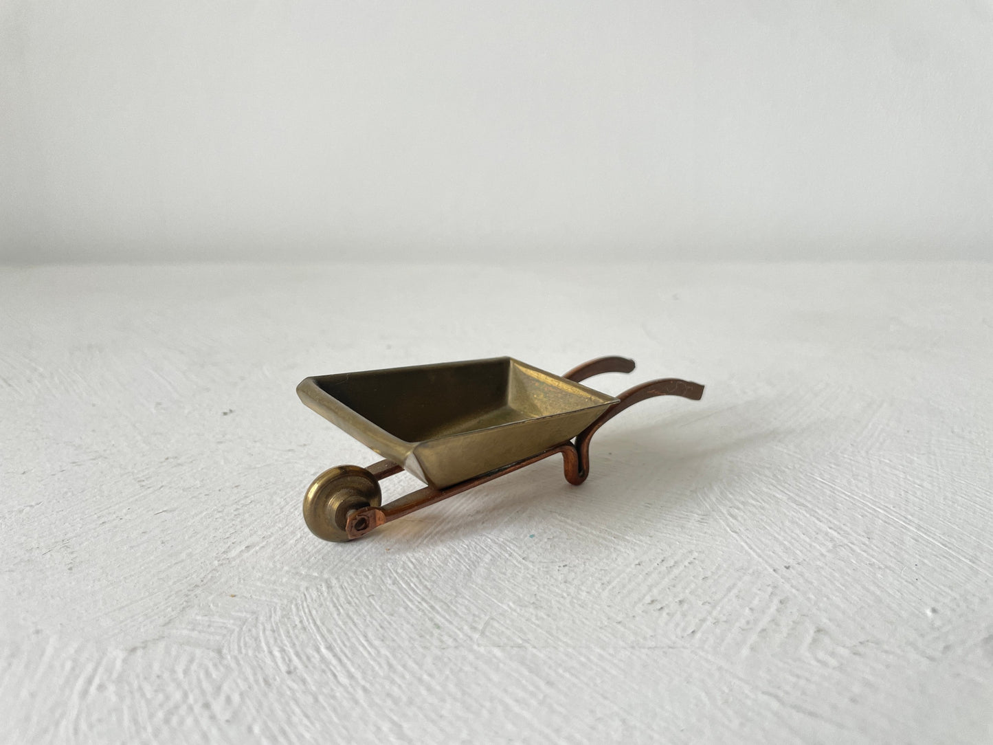 vintage miniatuur kruiwagen van messing
