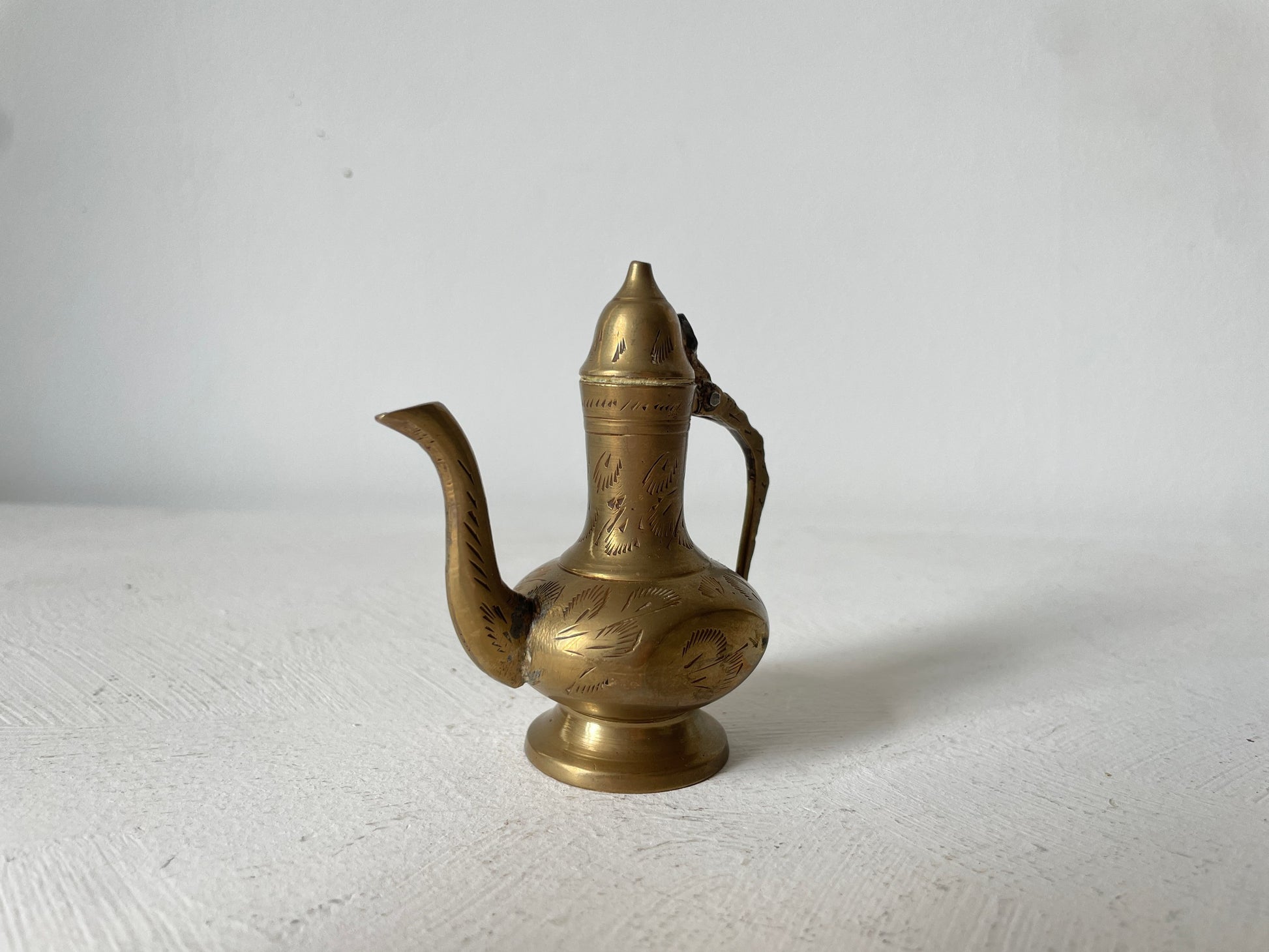 messing koffiekan met gravures