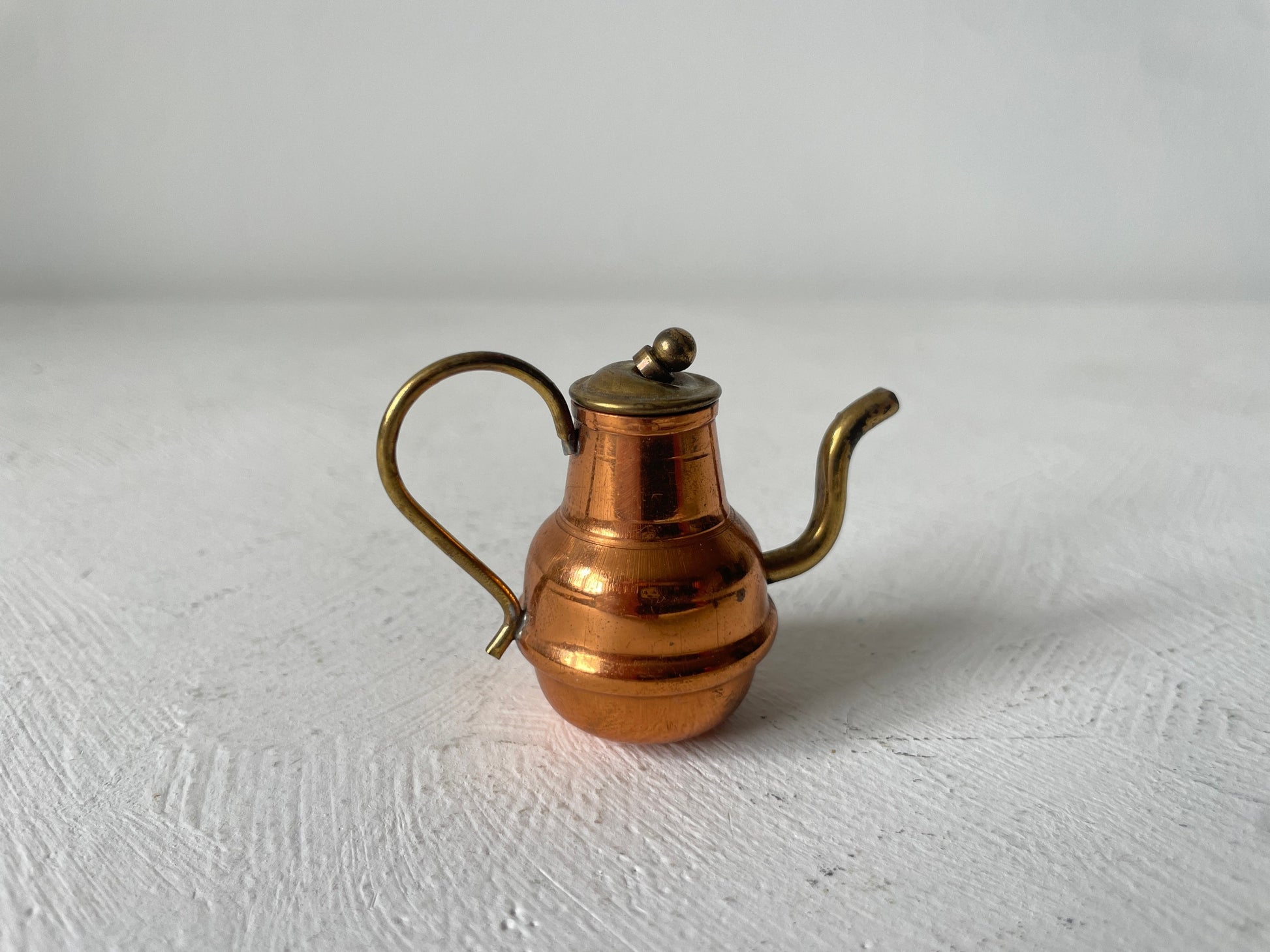 miniatuur theepot van koper en messing
