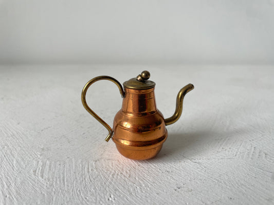 miniatuur theepot van koper en messing