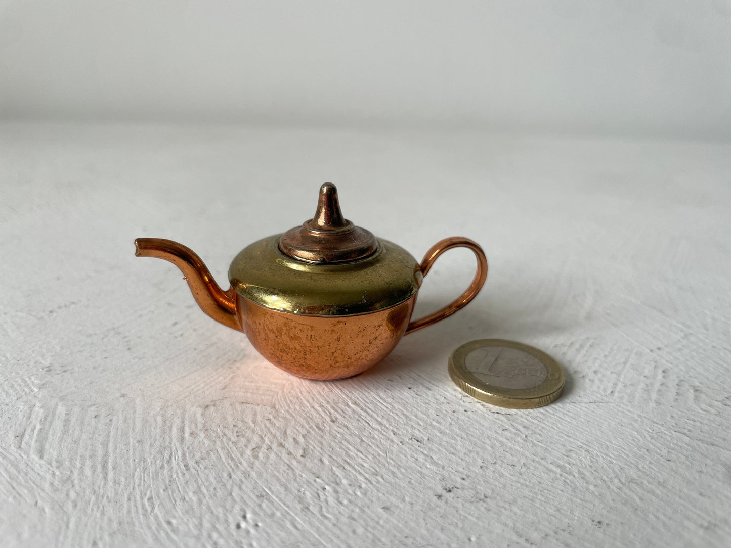 miniatuur koperen theepot met messing deksel