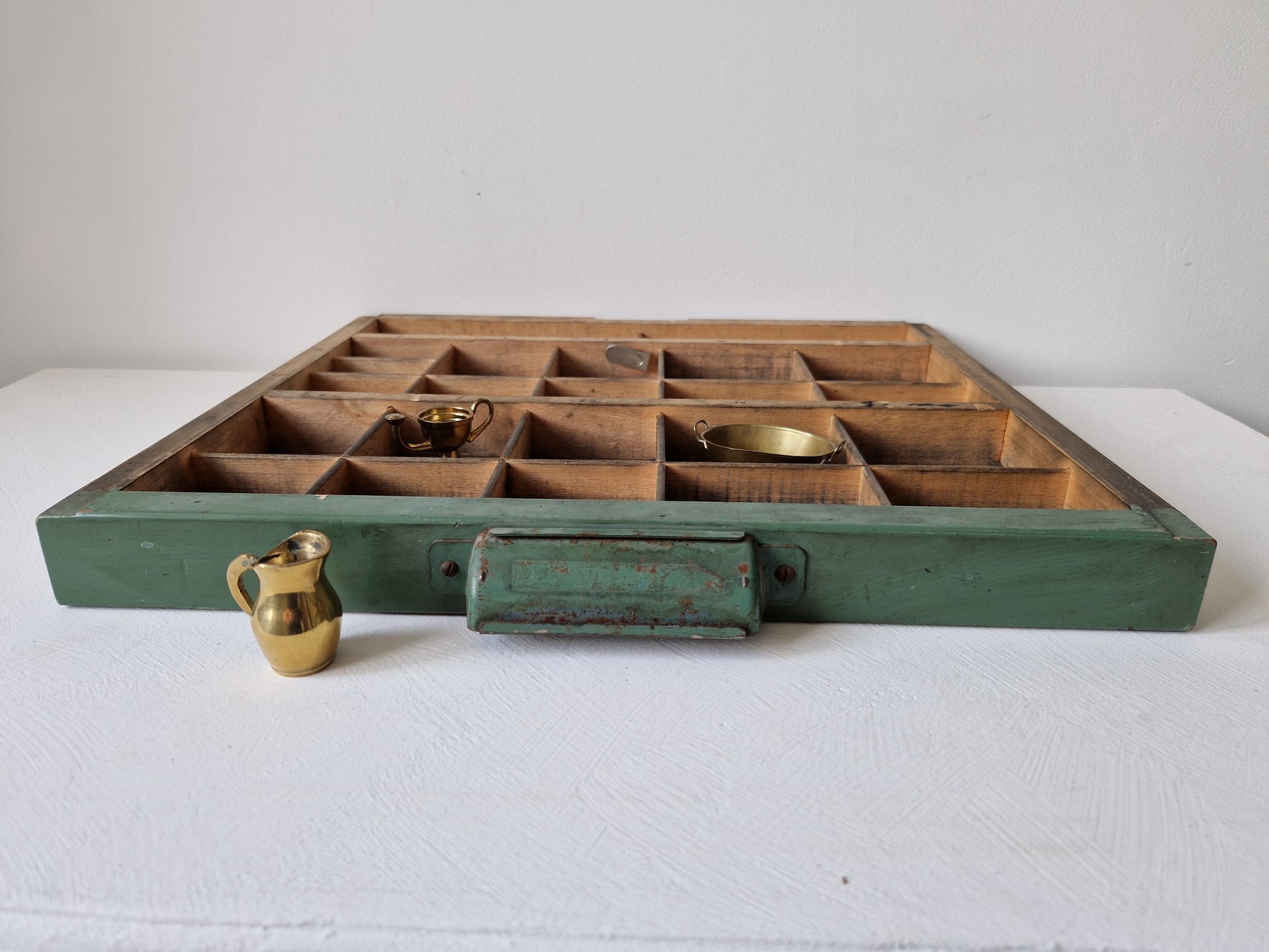 compacte letterbak uit drukkerij met kleine en grote vakken