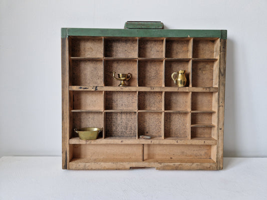 oude houten letterbak voor miniaturen en kleine verzamelobjecten