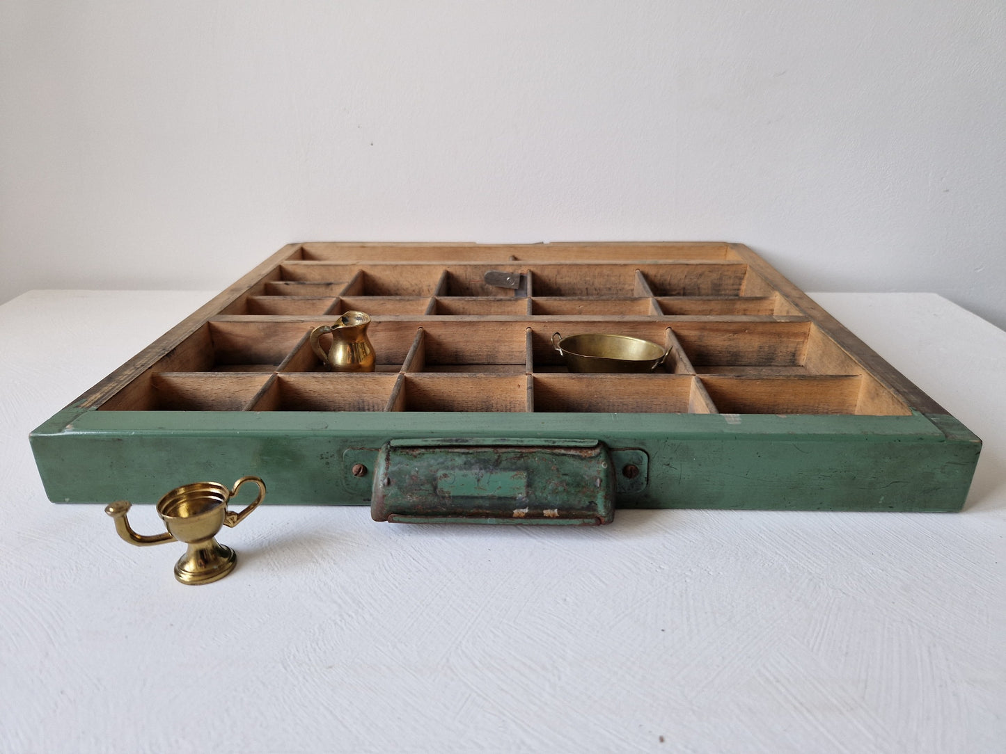 kleine houten letterbak voor miniaturen aan de muur