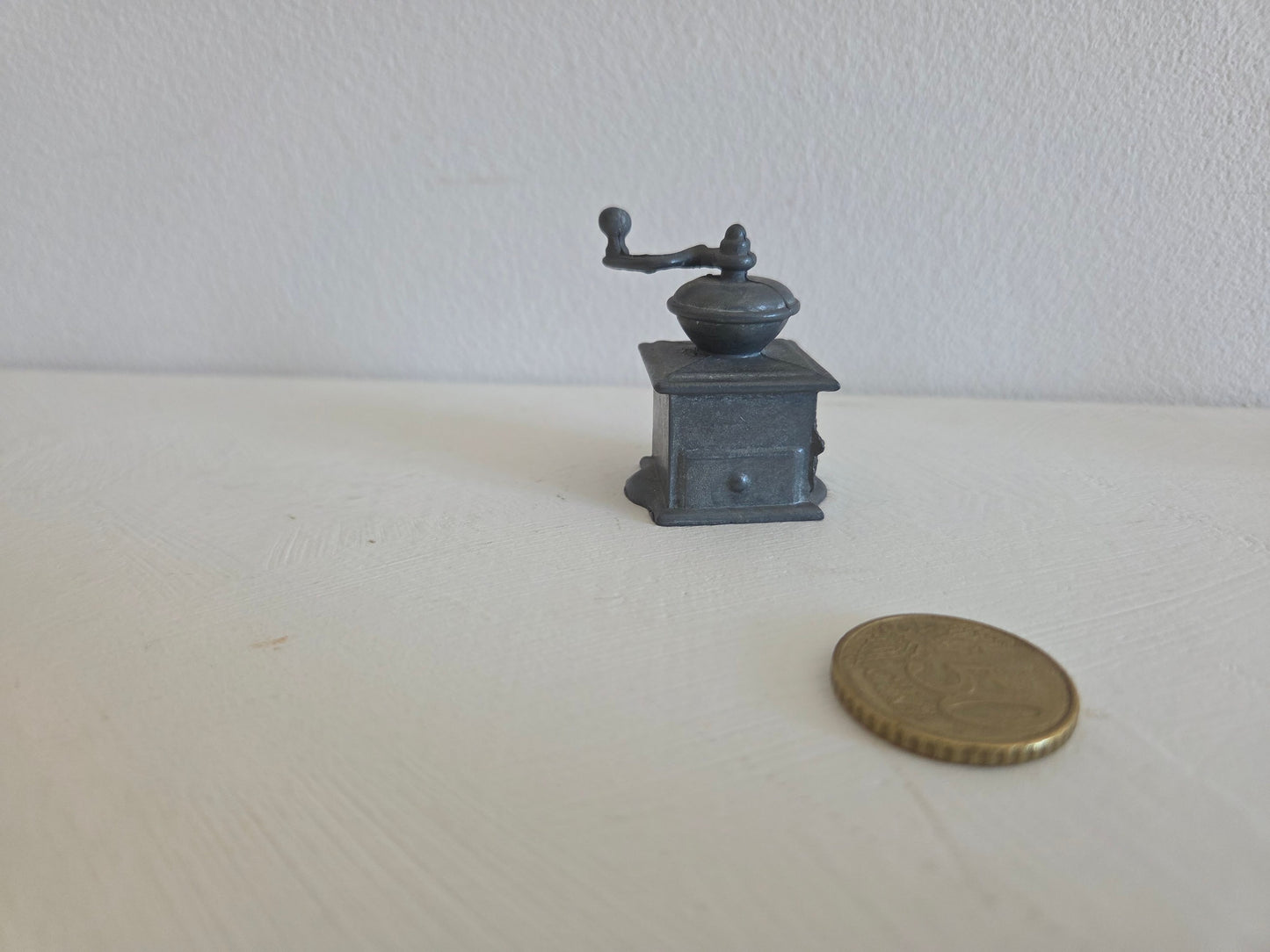 miniatuur koffiemolen met slinger tin