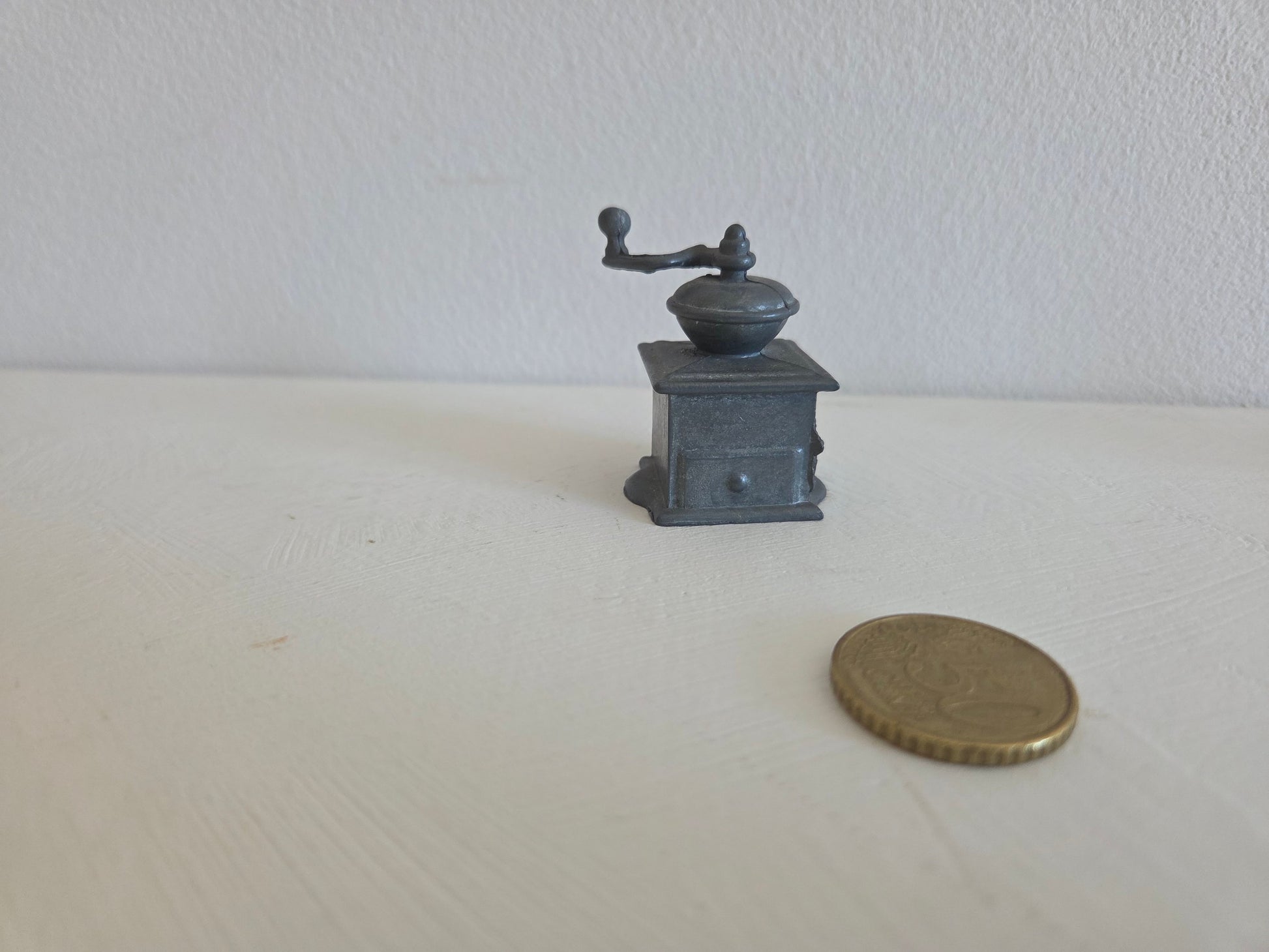 miniatuur koffiemolen met slinger tin