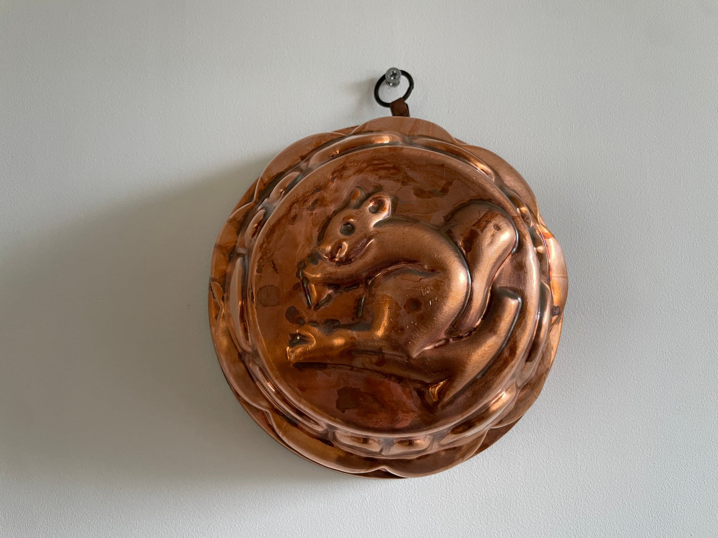 oude koperen bakvorm wanddecoratie