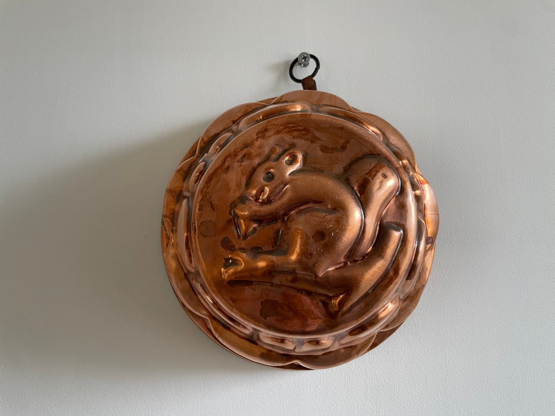 oude koperen bakvorm wanddecoratie