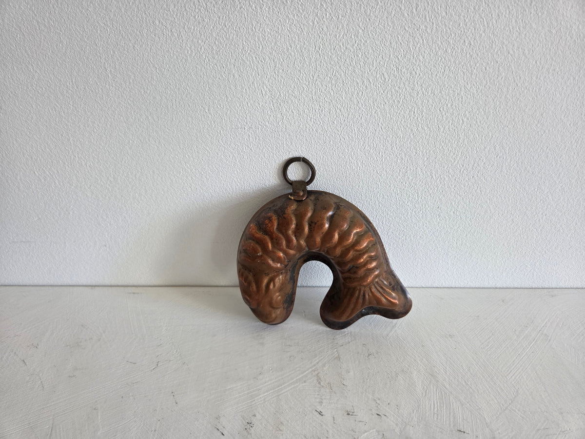 kleine koperen vorm met ophanghaakje