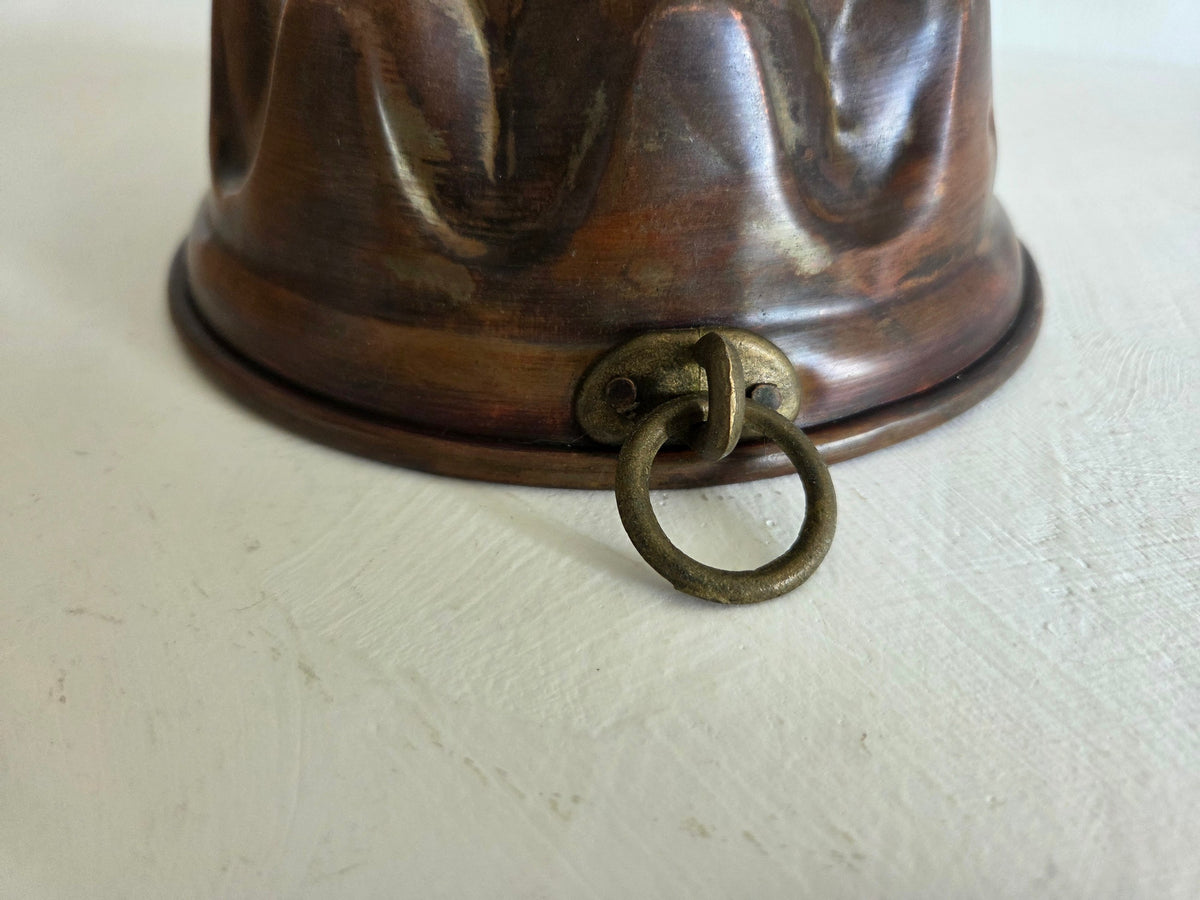 koperen bakvorm met donkere patina