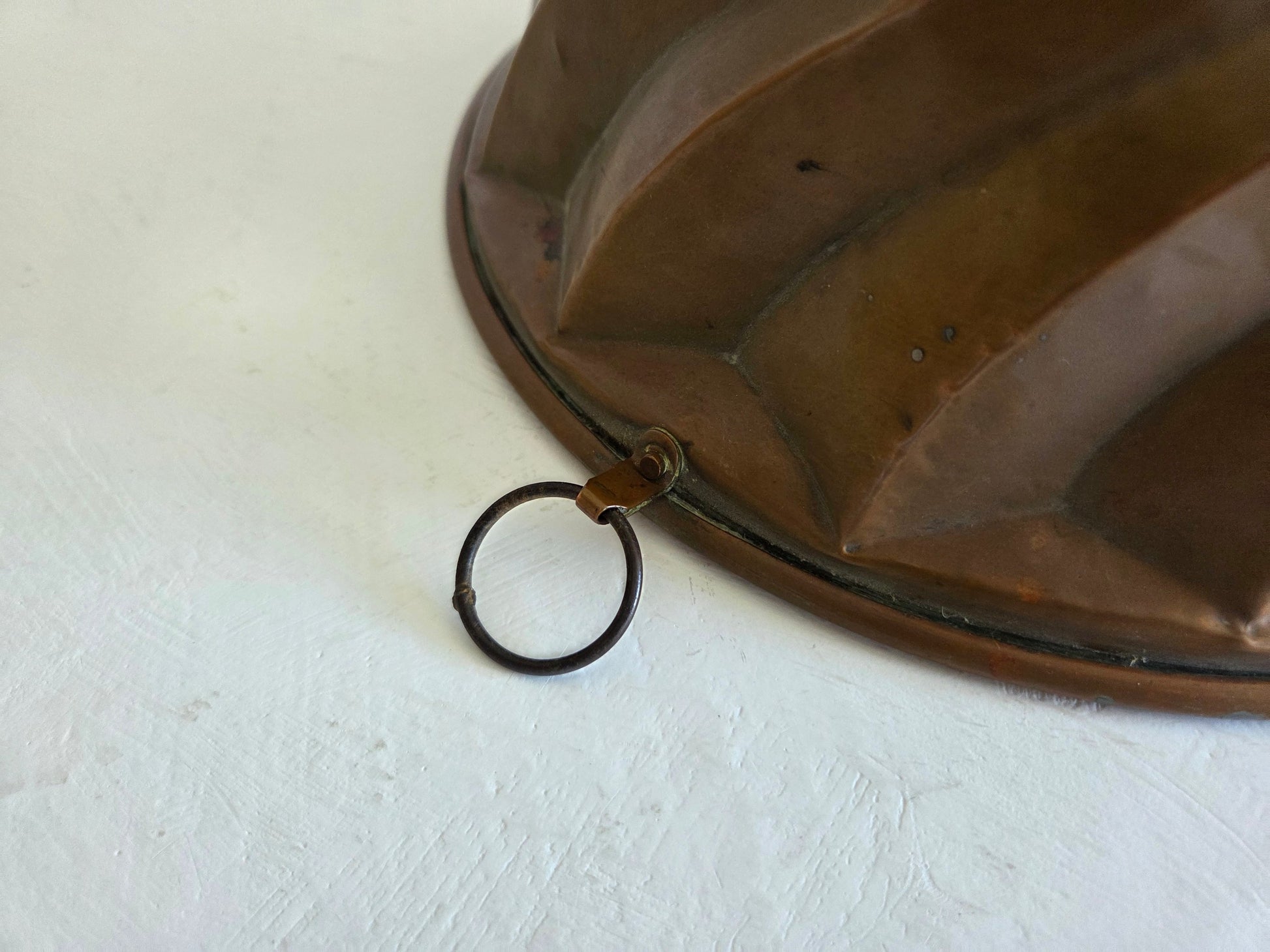 koperen bakvorm met patina en koperuitslag